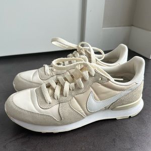 Nike women’s internationalist shoes